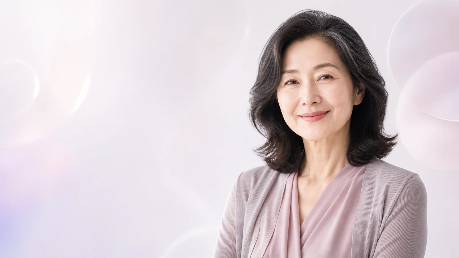 파스텔 옷차림으로 따뜻하게 미소 짓는 중년 여성 친구